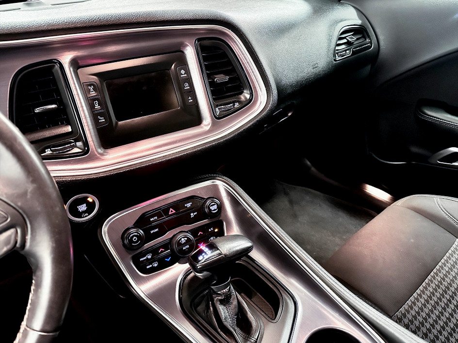 2017 Dodge Challenger SXT - Photo 11