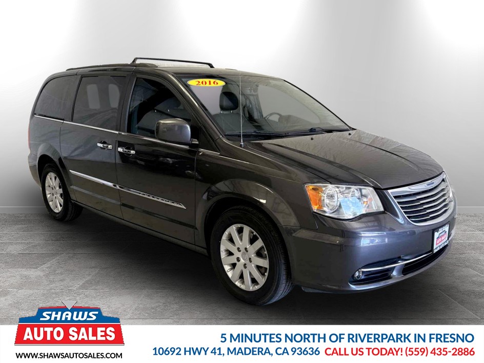2016 Chrysler Town & Country Touring's photo