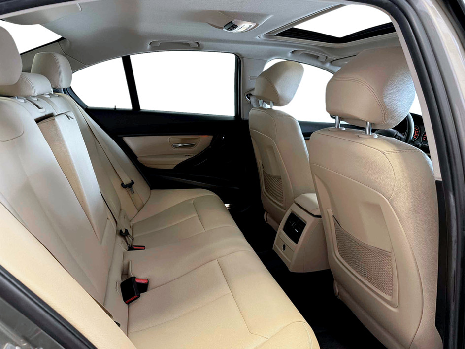 Photo 18 of this BMW 3 Series