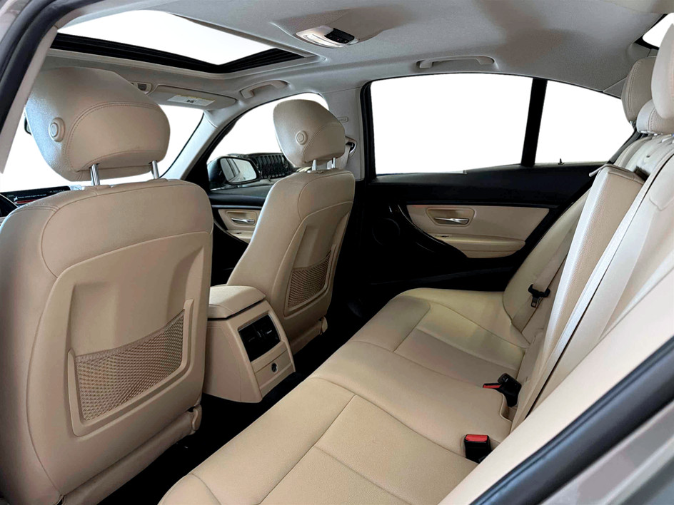 Photo 19 of this BMW 3 Series