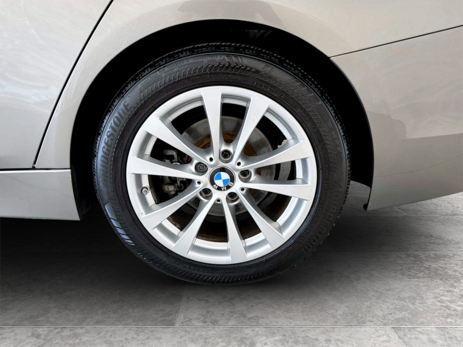 Photo 21 of this BMW 3 Series