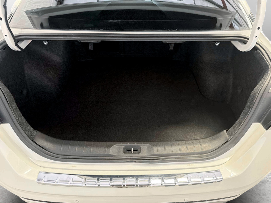 Photo 15 of this Nissan Altima