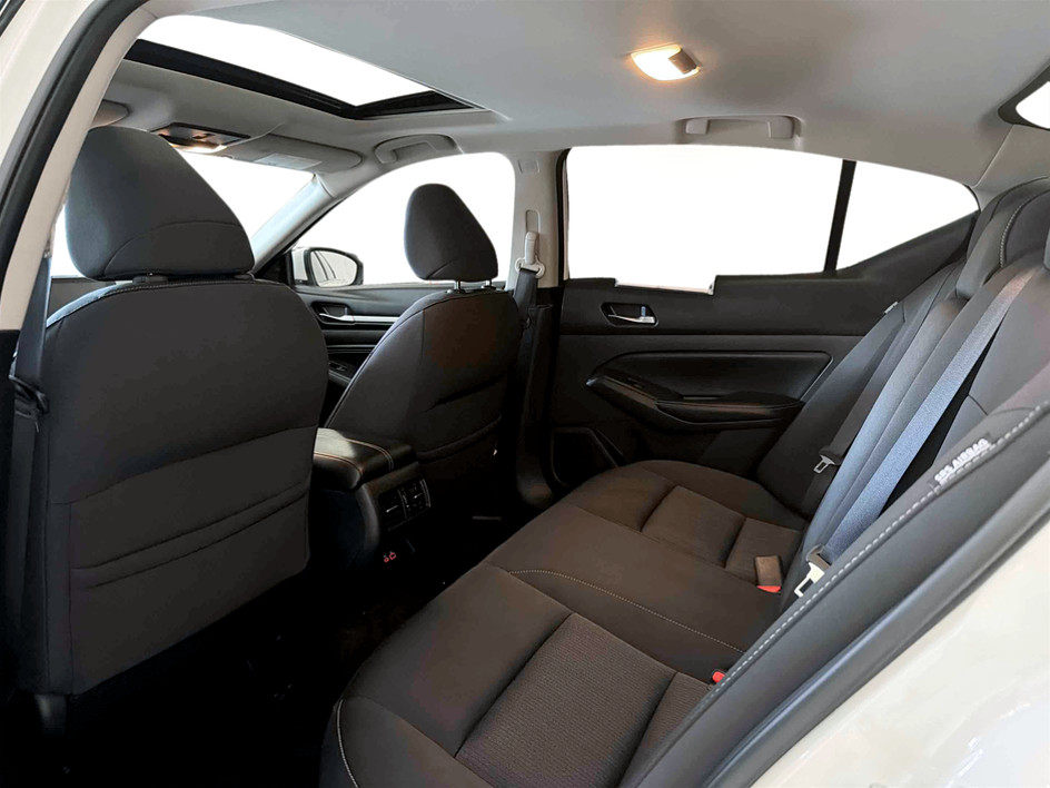 Photo 14 of this Nissan Altima