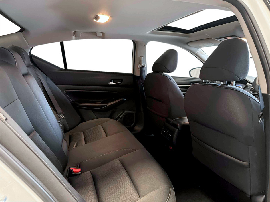 Photo 13 of this Nissan Altima