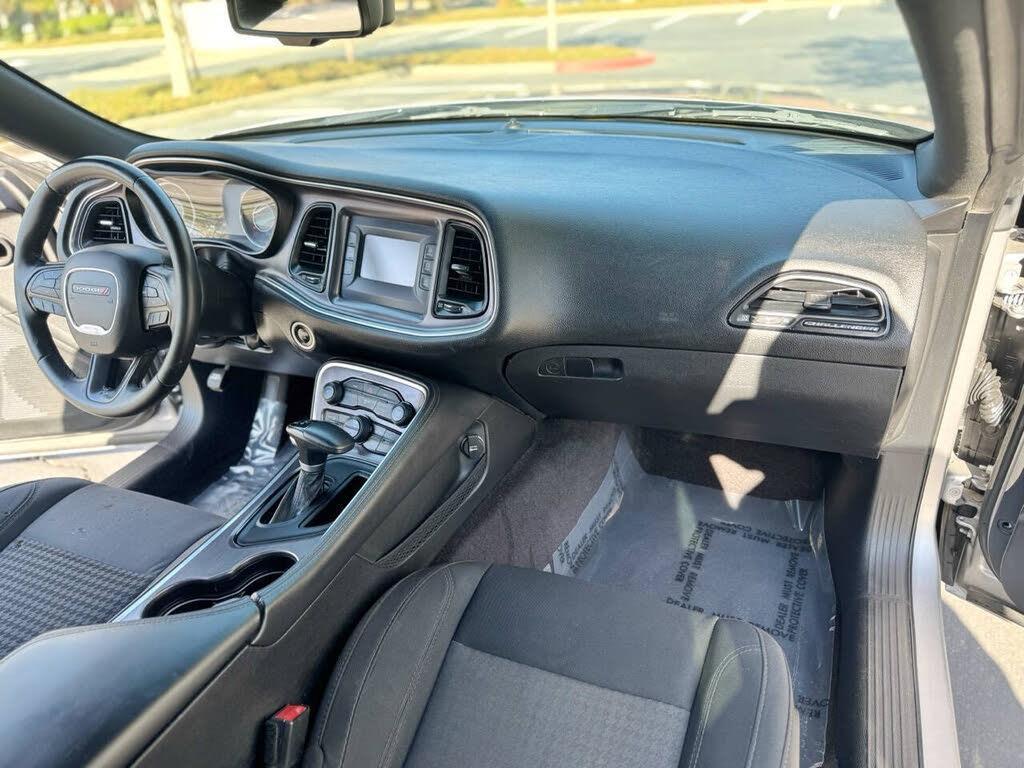 2016 Dodge Challenger SXT - Photo 16