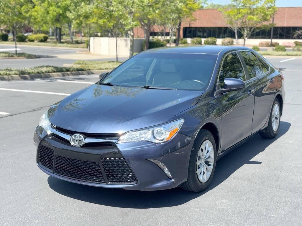 2017 Toyota Camry LE - Photo 3