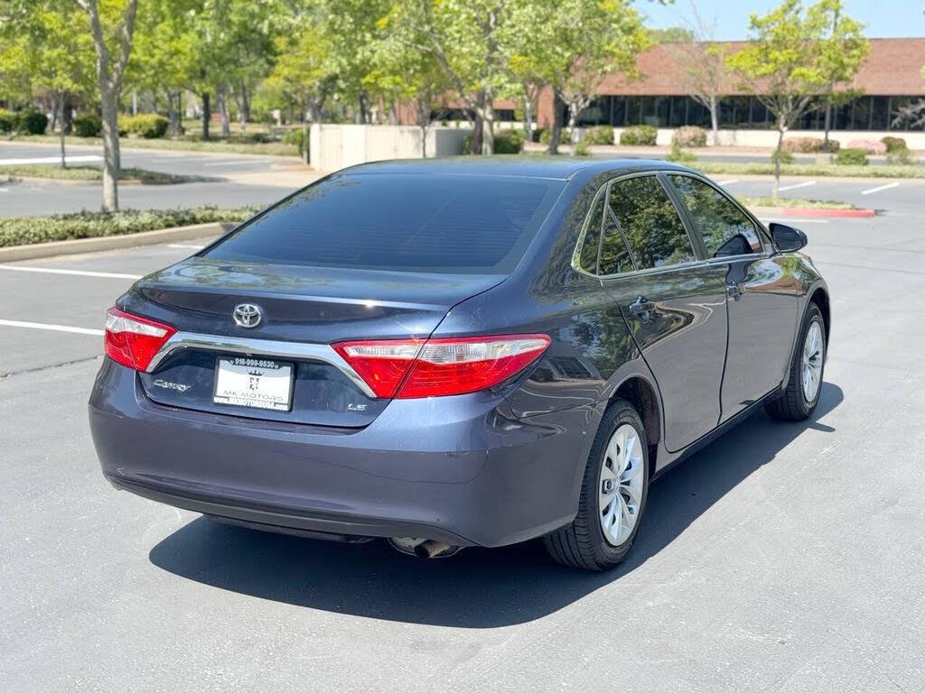 2017 Toyota Camry LE - Photo 4