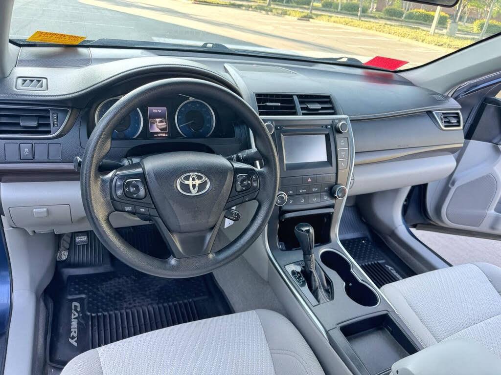 2017 Toyota Camry LE - Photo 8
