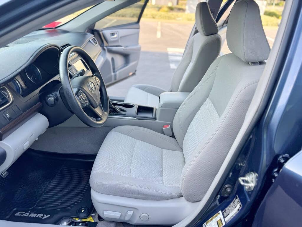 2017 Toyota Camry LE - Photo 9