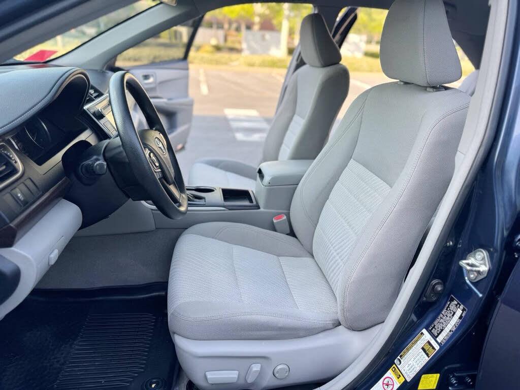 2017 Toyota Camry LE - Photo 10