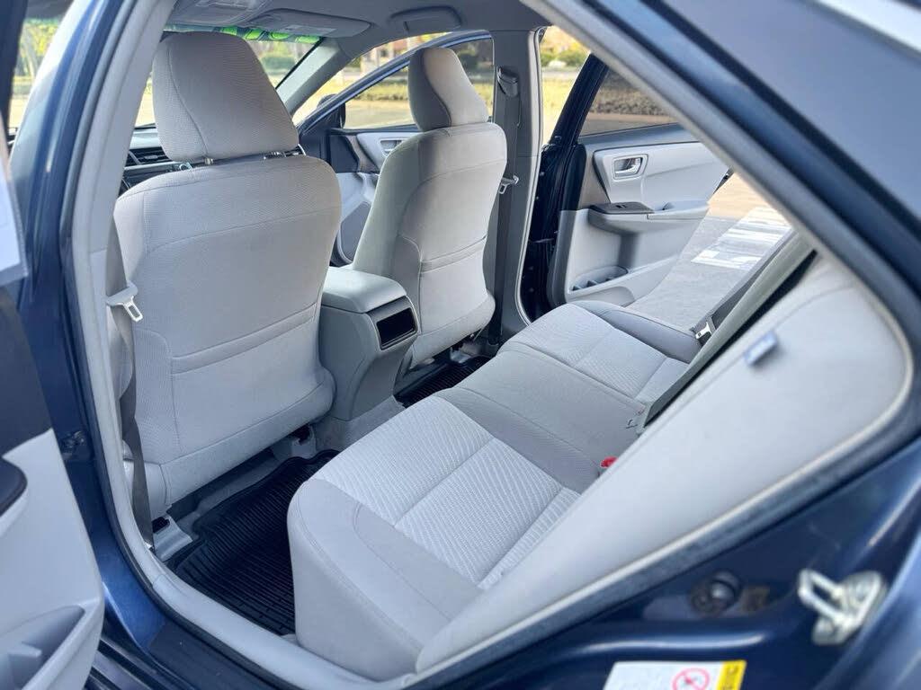 2017 Toyota Camry LE - Photo 11