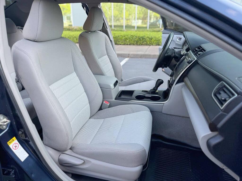 2017 Toyota Camry LE - Photo 18