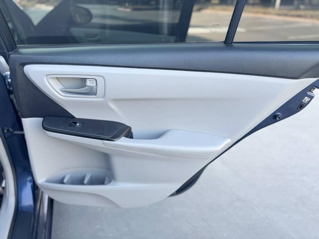 2017 Toyota Camry LE - Photo 23