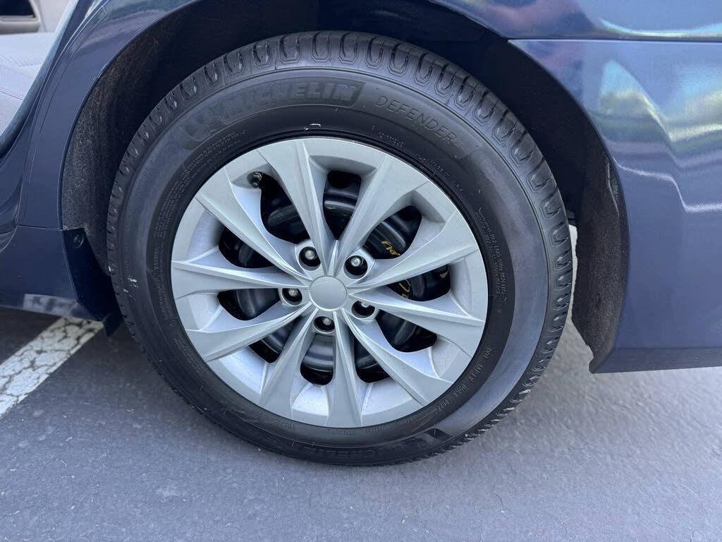 2017 Toyota Camry LE - Photo 25