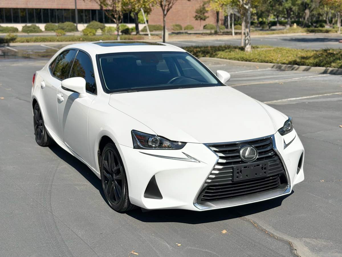 Lexus IS photo 2