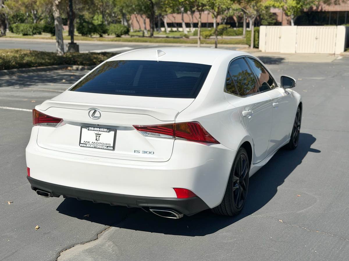 Lexus IS photo 10