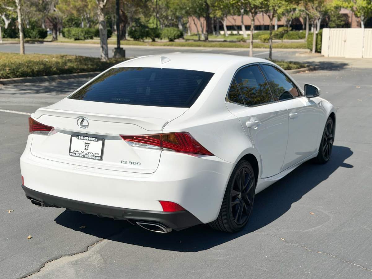 Lexus IS photo 11