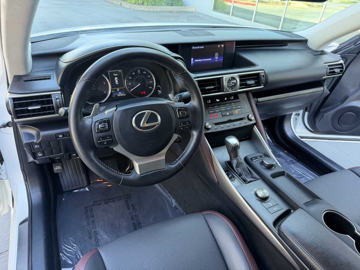 Lexus IS photo 12