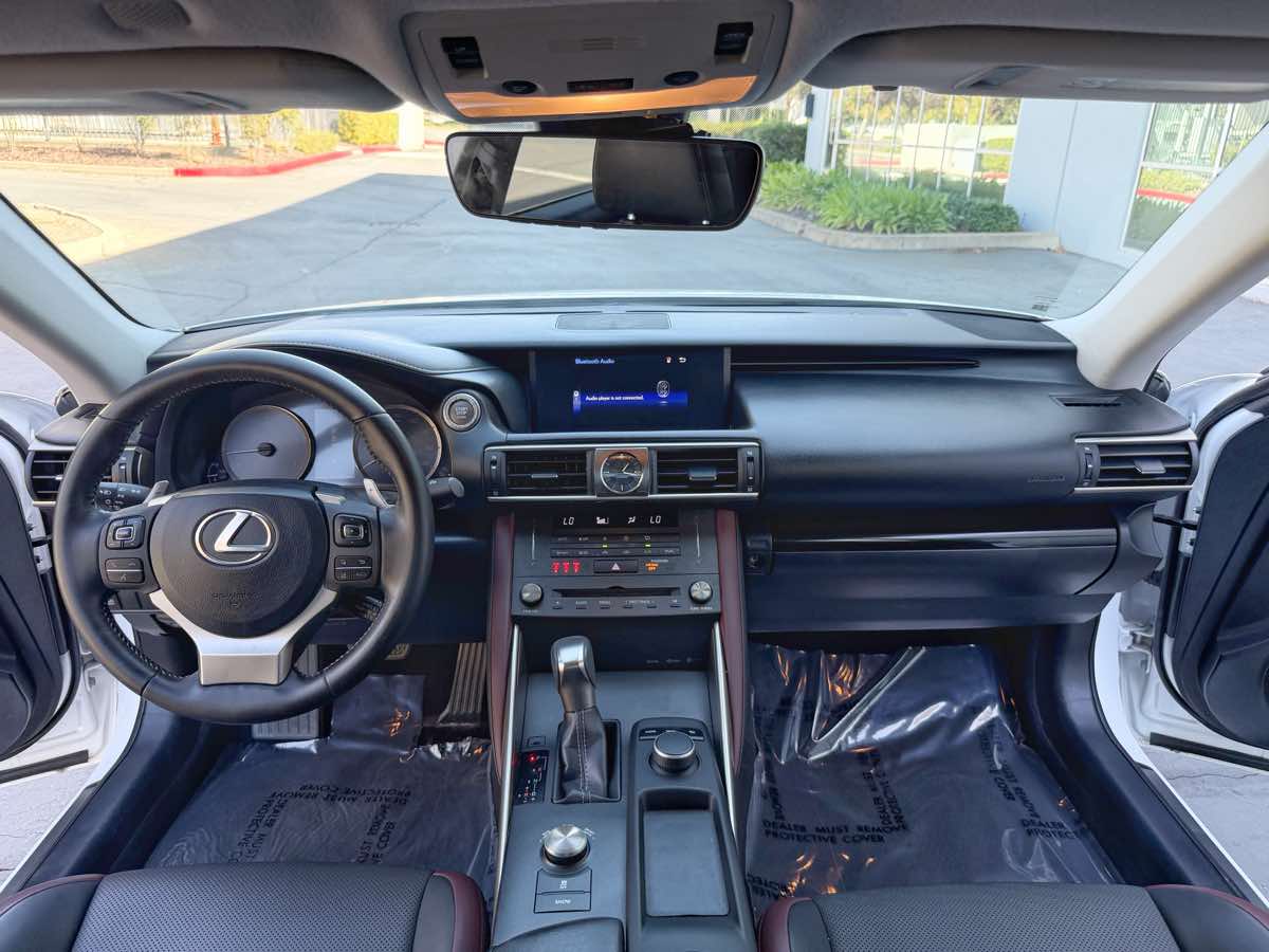 Lexus IS photo 13