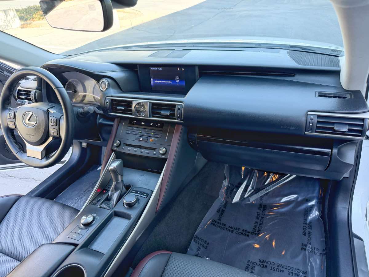 Lexus IS photo 14