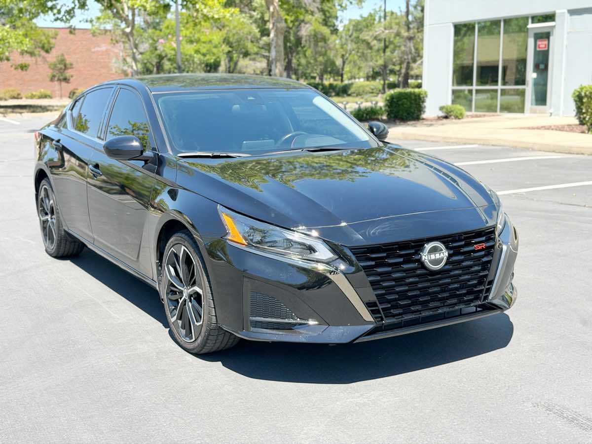 Nissan Altima photo 2