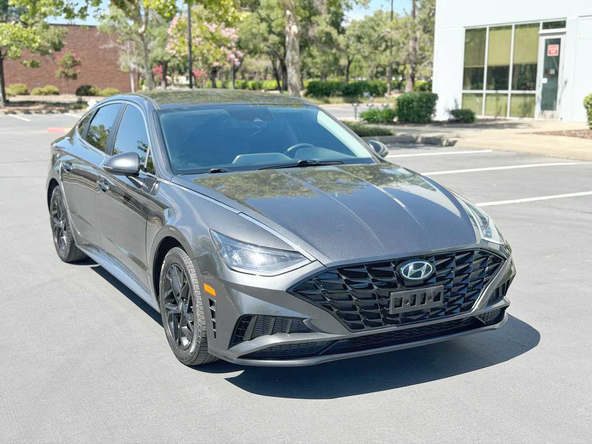 Photo 2 of this Hyundai Sonata