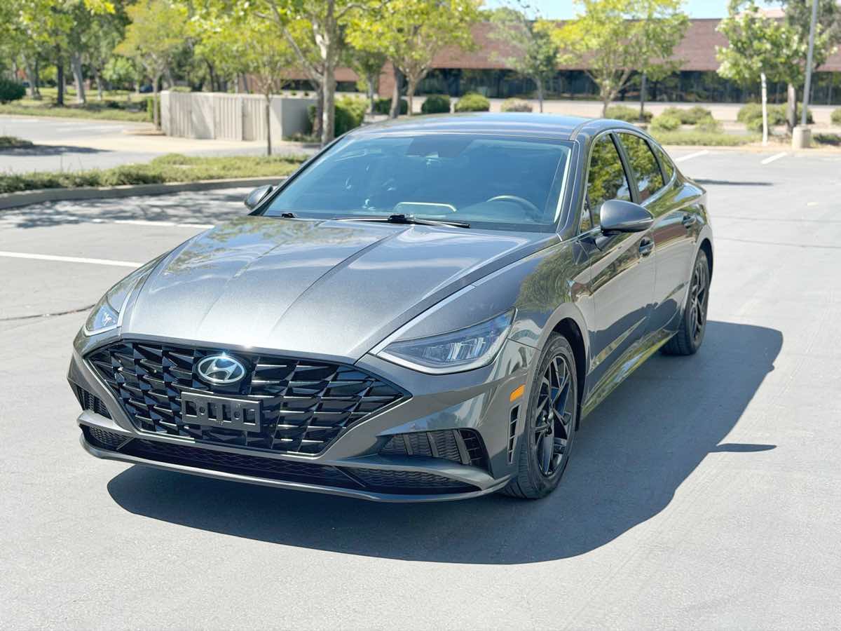 Photo 4 of this Hyundai Sonata