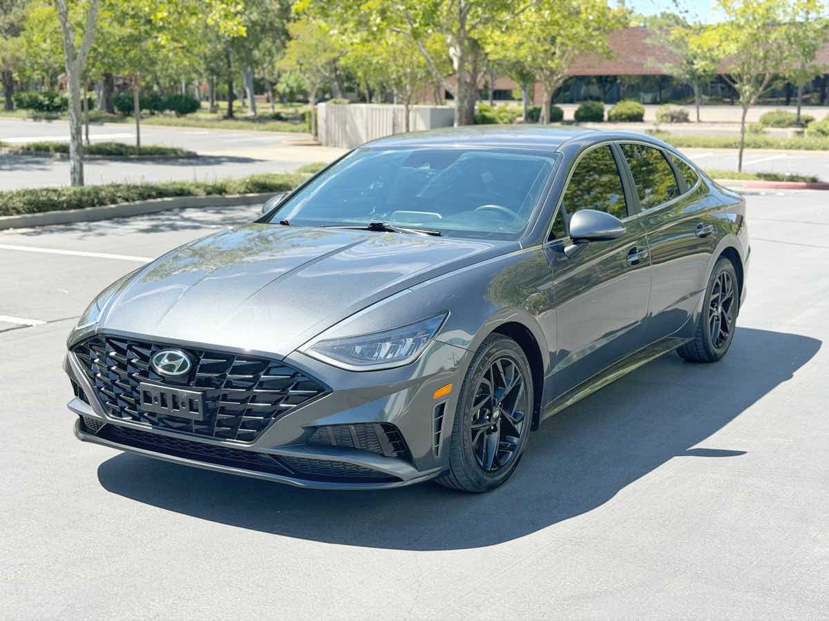 Photo 5 of this Hyundai Sonata
