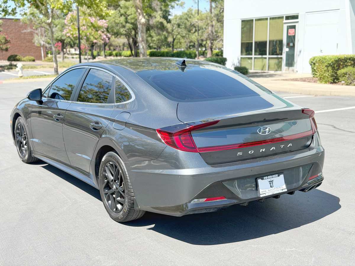 Photo 6 of this Hyundai Sonata