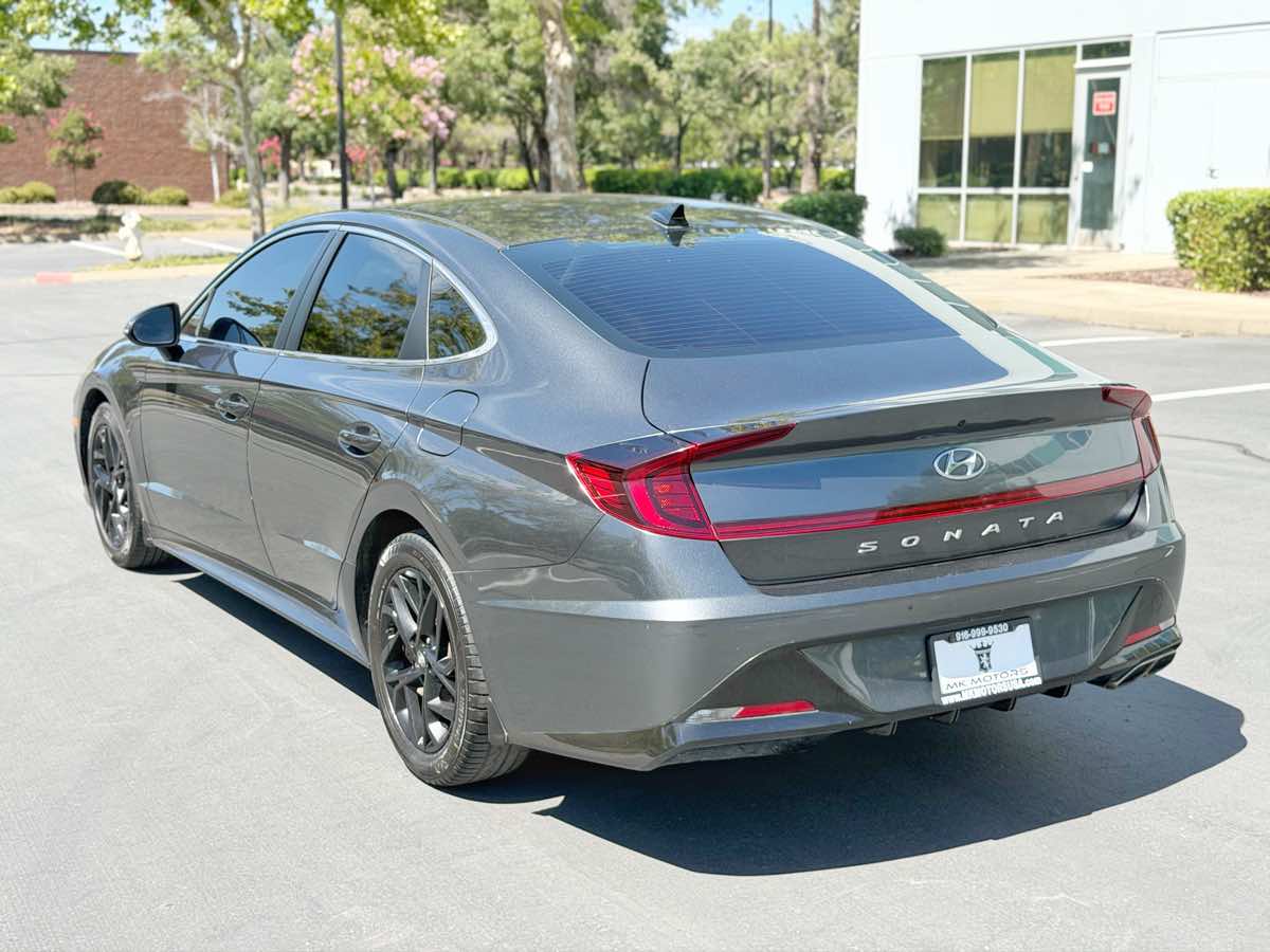 Photo 7 of this Hyundai Sonata