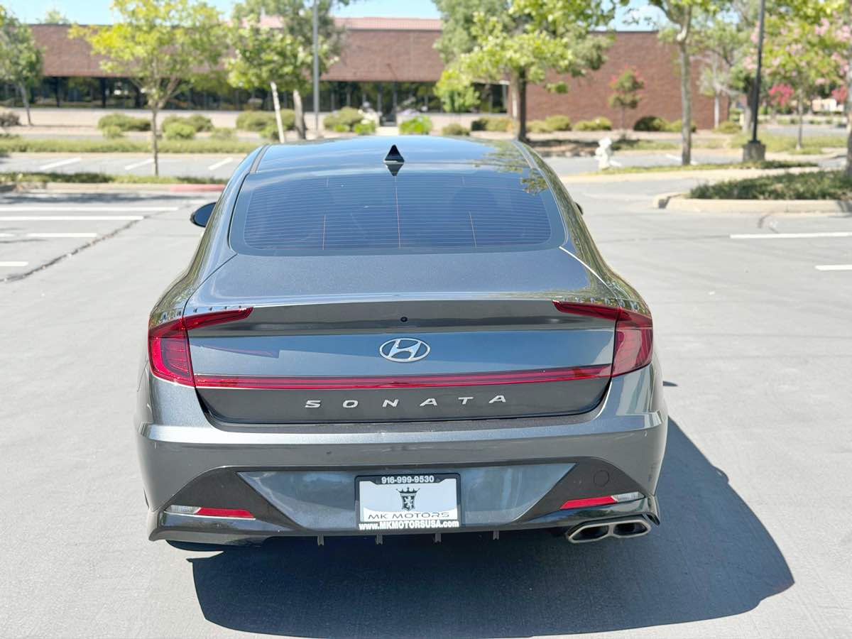 Photo 9 of this Hyundai Sonata
