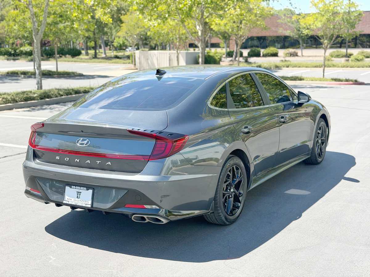 Photo 10 of this Hyundai Sonata