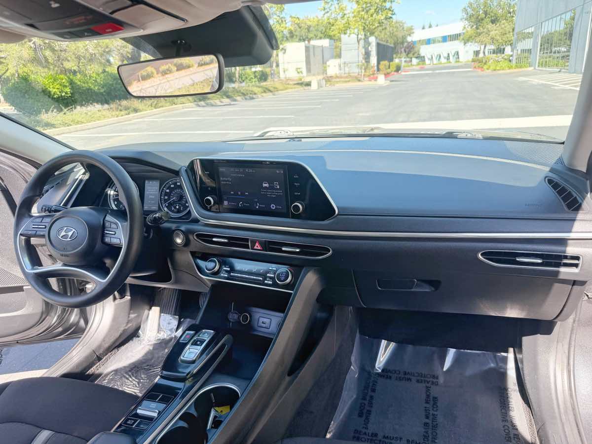 Photo 13 of this Hyundai Sonata