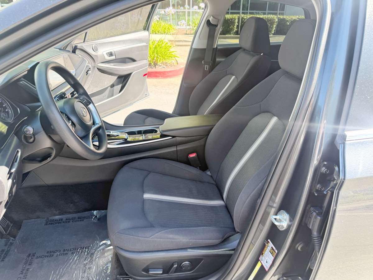 Photo 14 of this Hyundai Sonata
