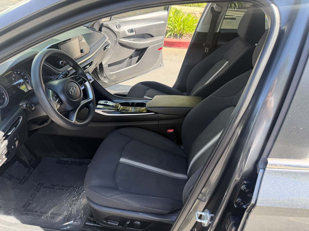 Photo 15 of this Hyundai Sonata