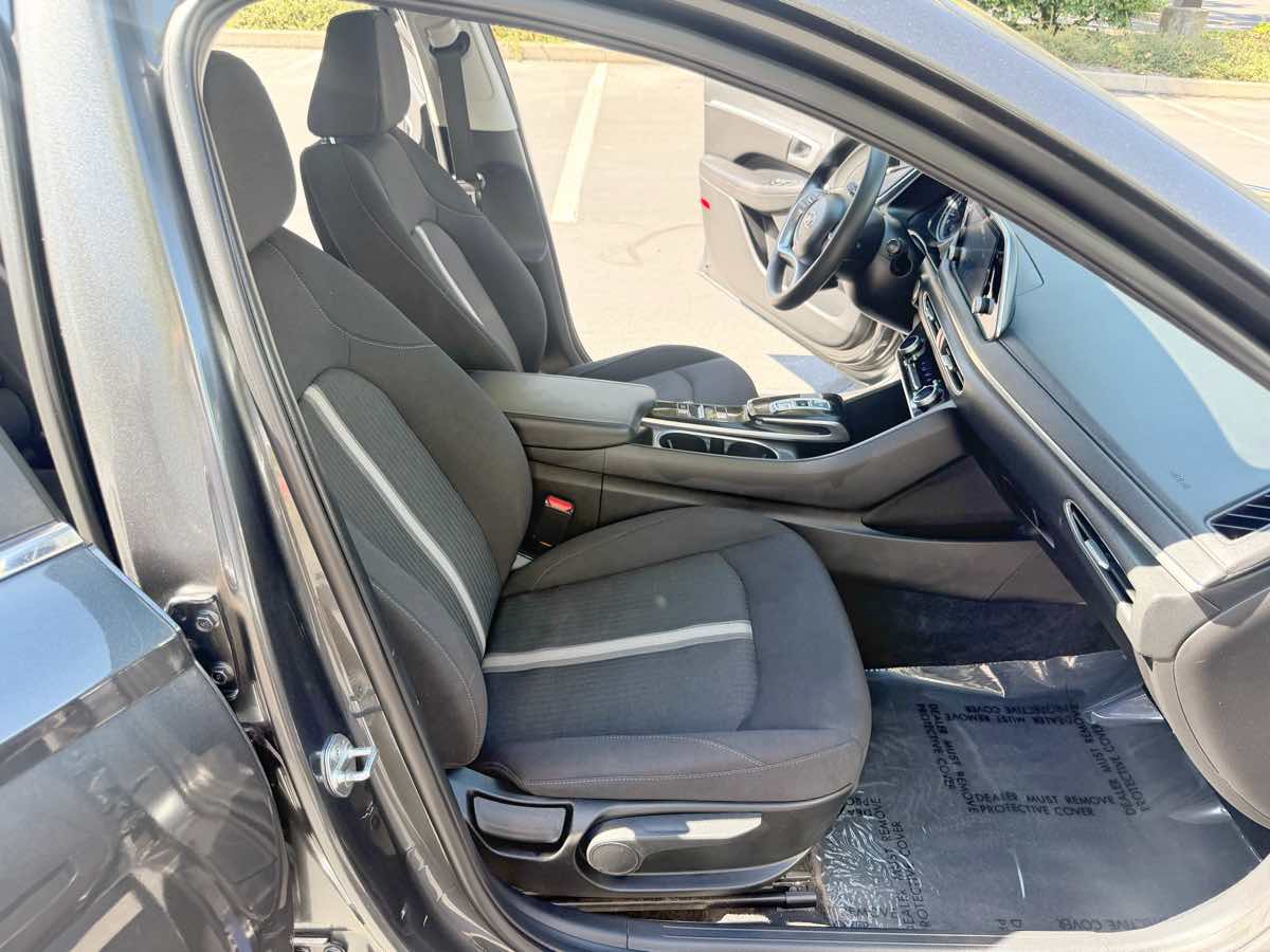 Photo 16 of this Hyundai Sonata
