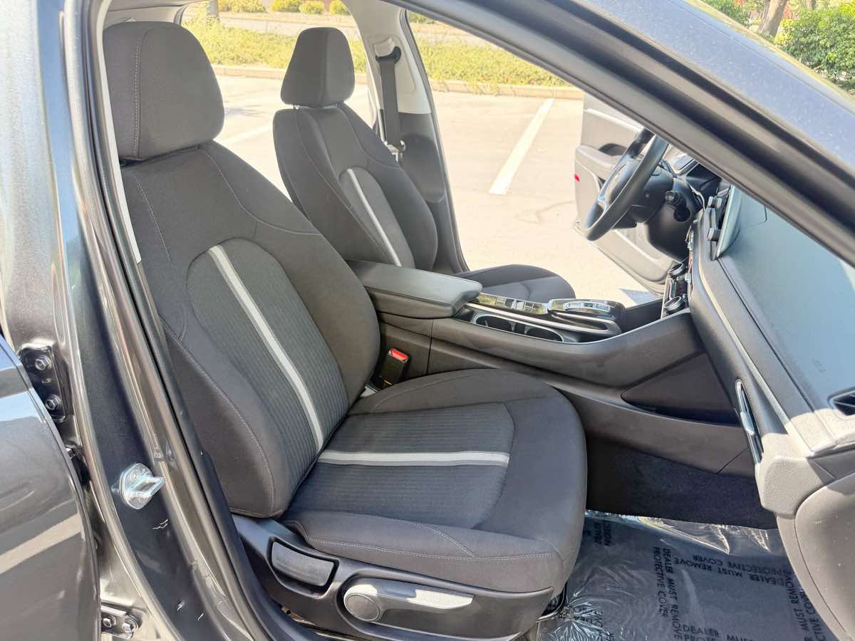 Photo 17 of this Hyundai Sonata