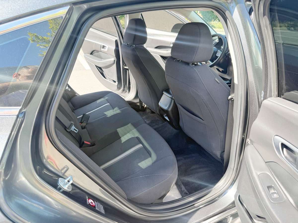 Photo 18 of this Hyundai Sonata