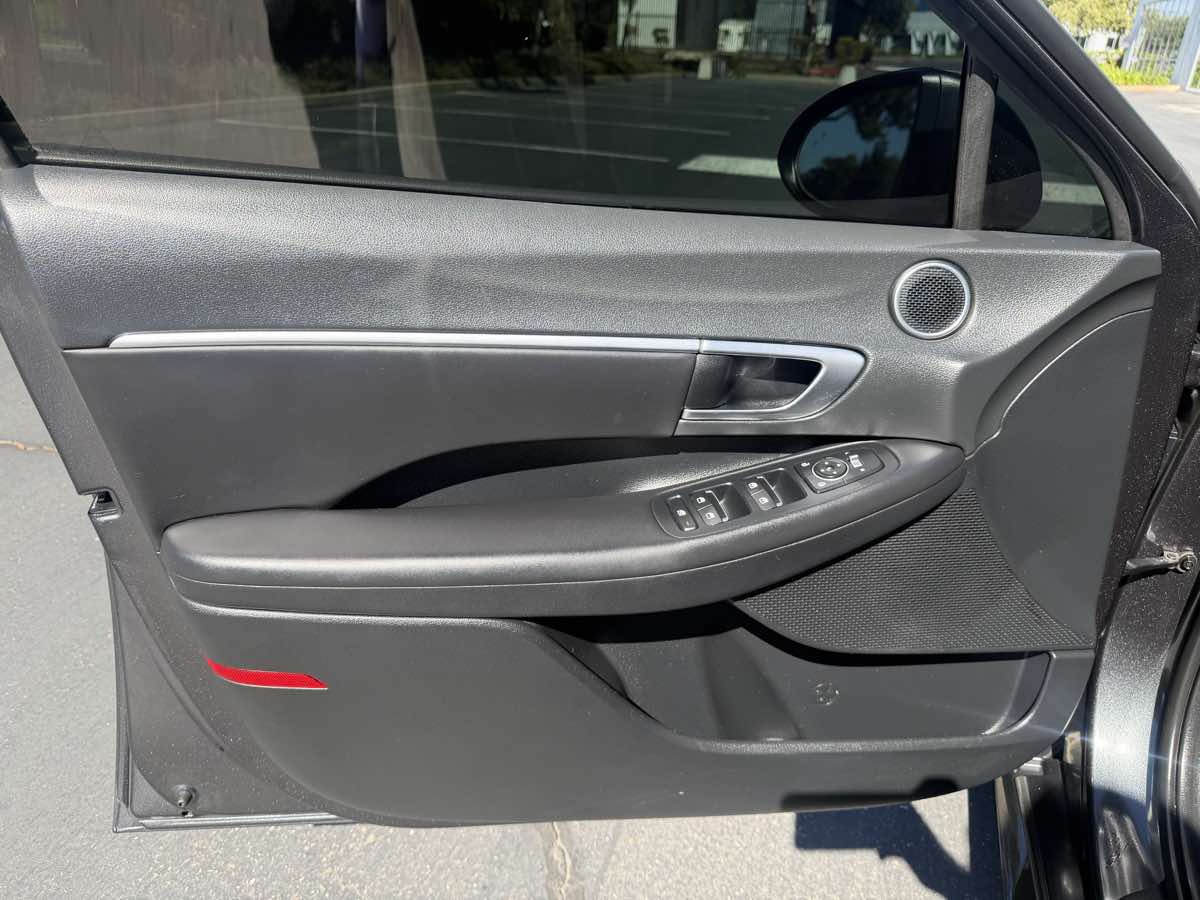 Photo 23 of this Hyundai Sonata