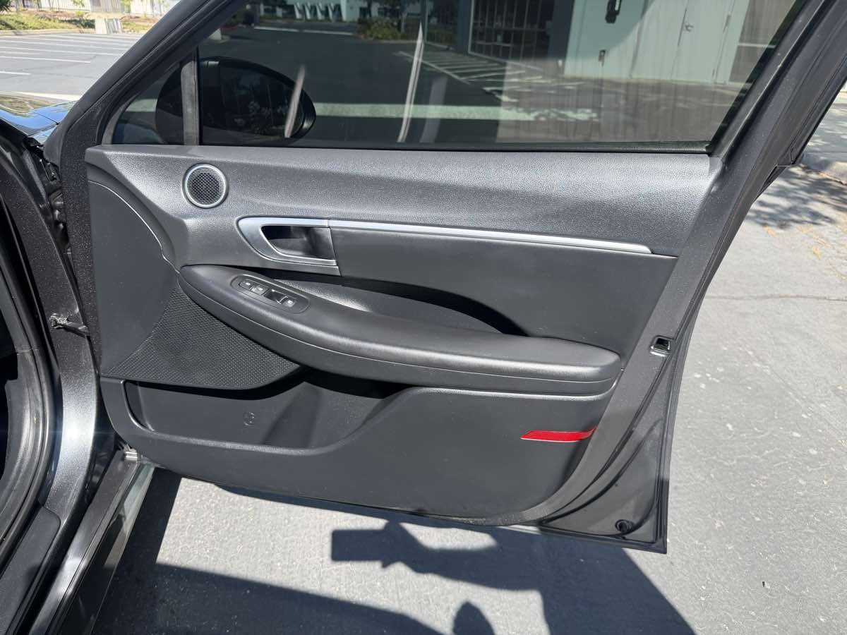 Photo 24 of this Hyundai Sonata