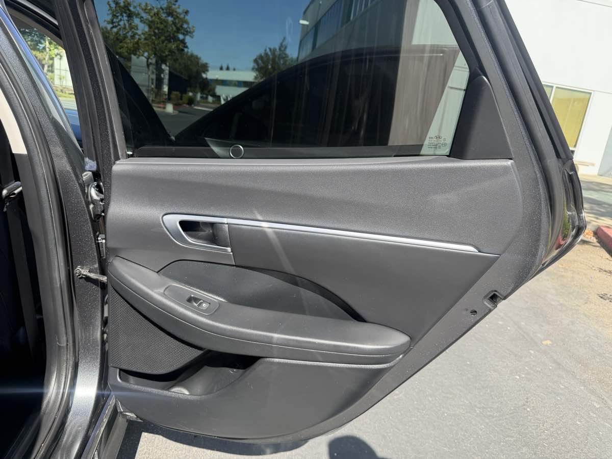 Photo 26 of this Hyundai Sonata