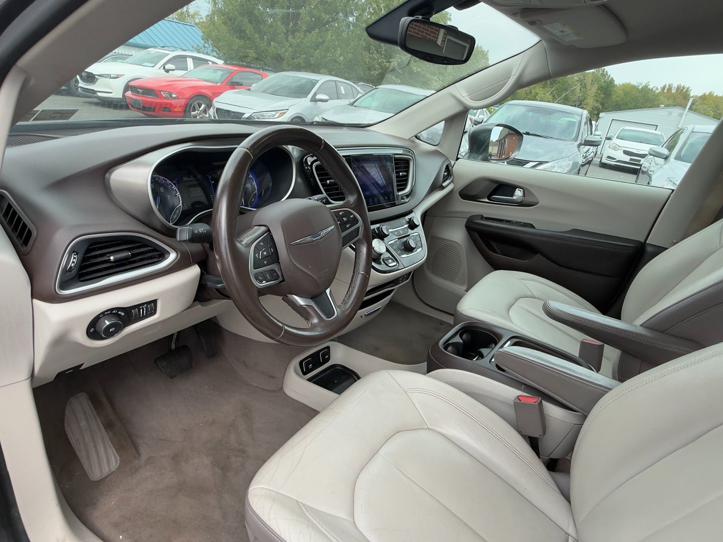 Photo 19 of this Chrysler Pacifica