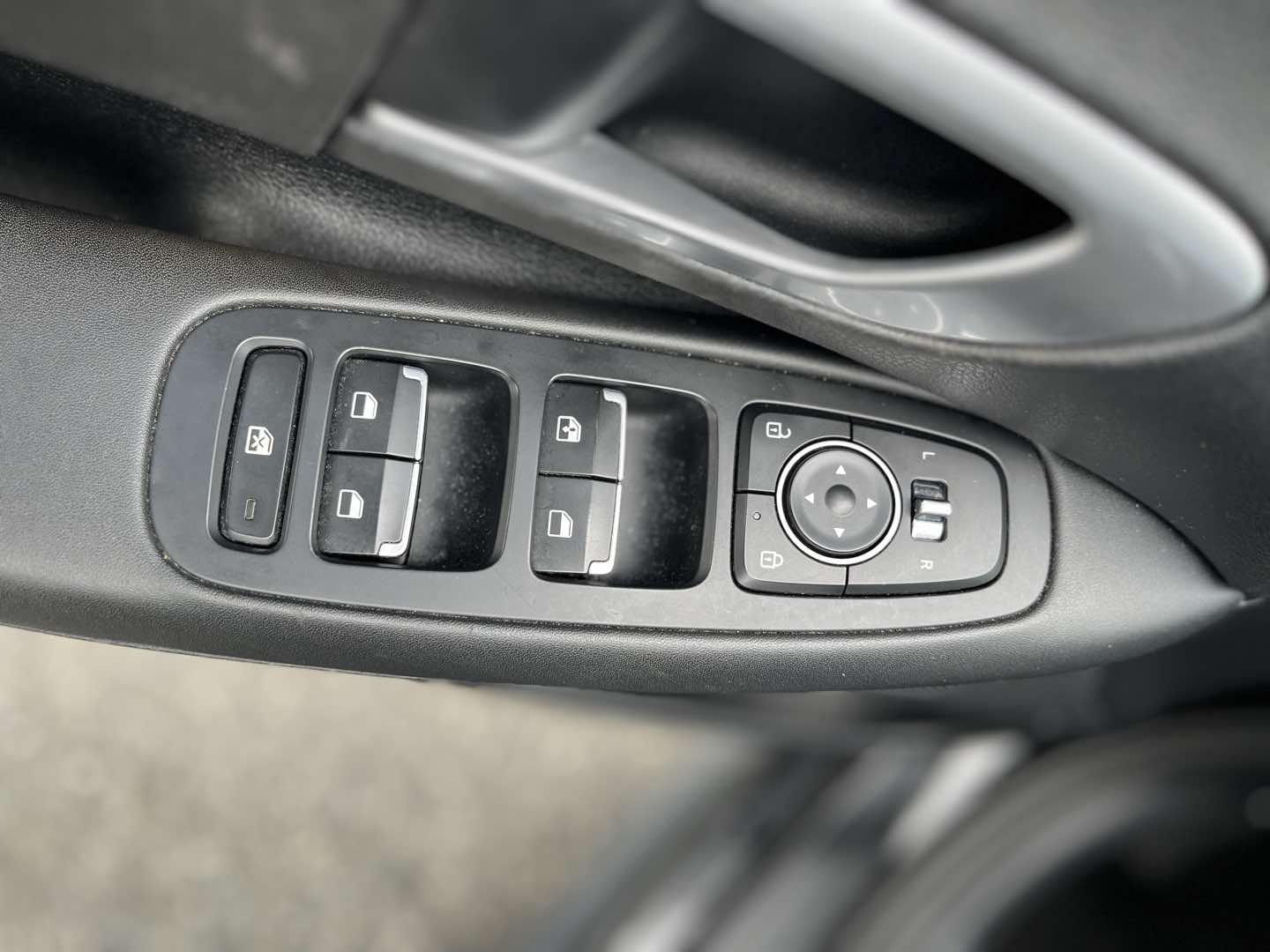 Photo 26 of this Hyundai Sonata