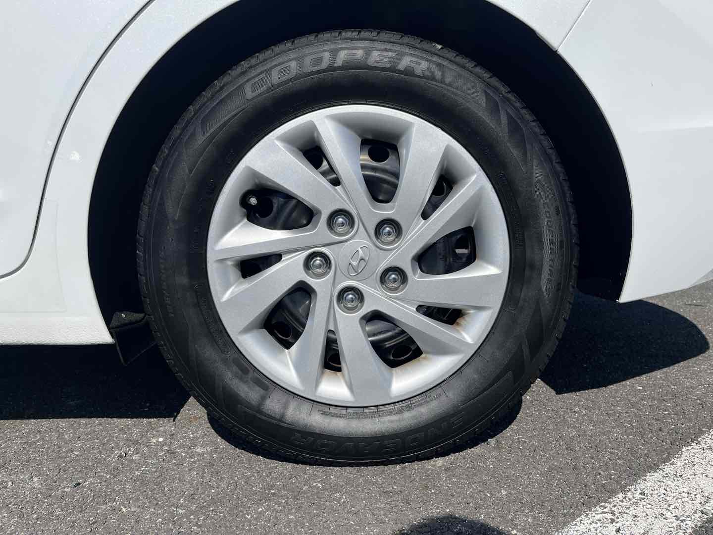 Photo 16 of this Hyundai Elantra
