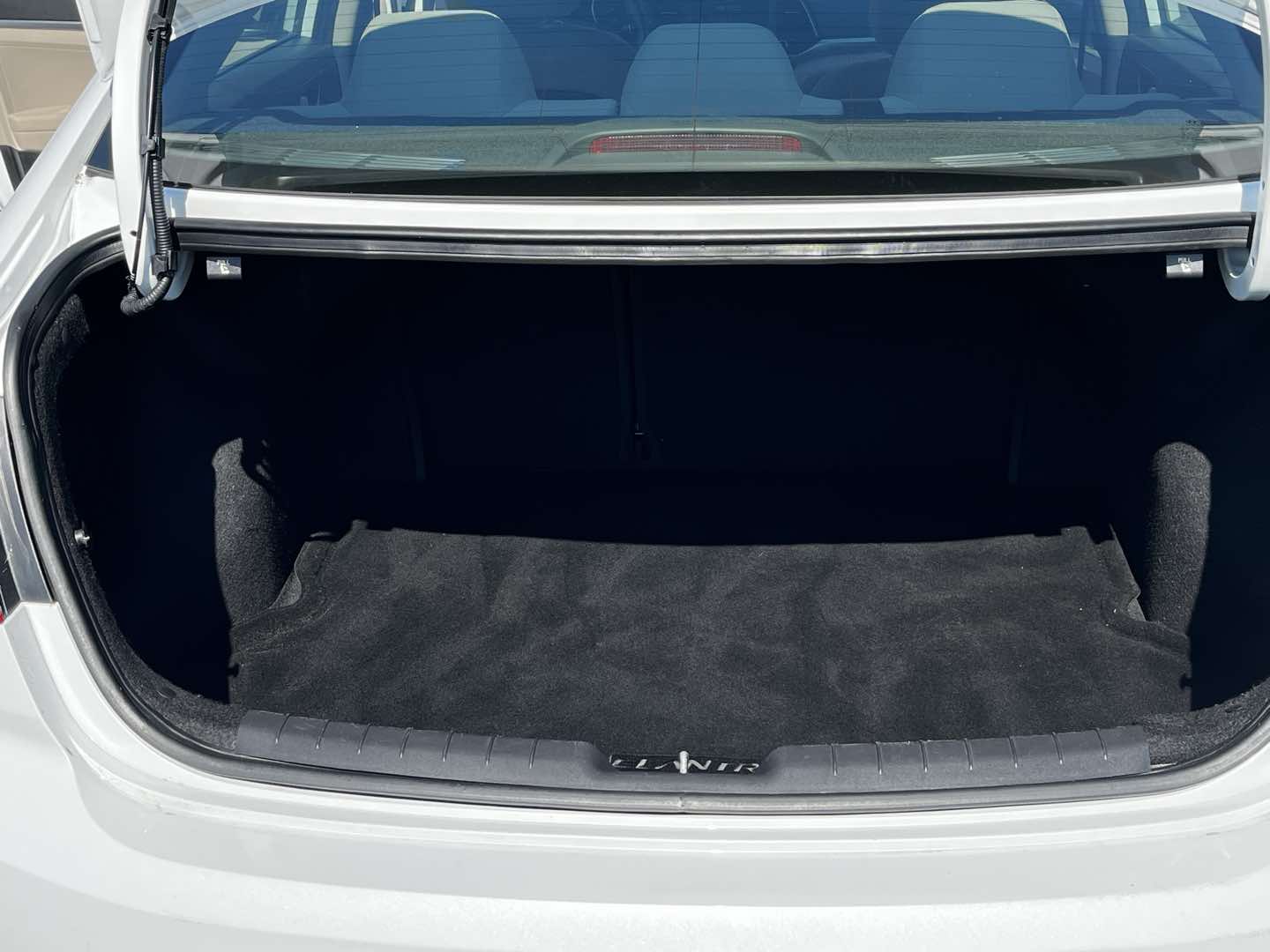 Photo 18 of this Hyundai Elantra