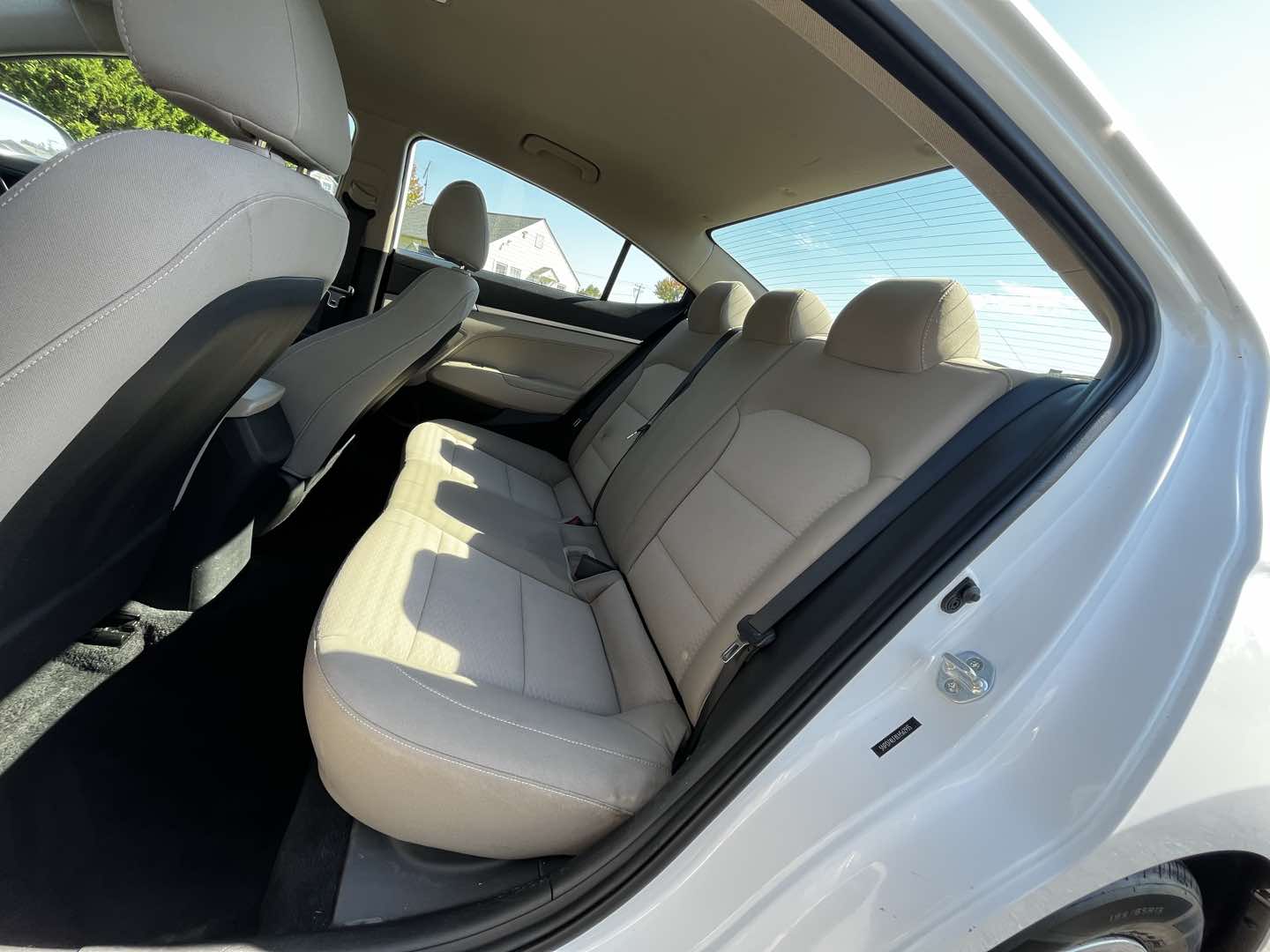 Photo 19 of this Hyundai Elantra