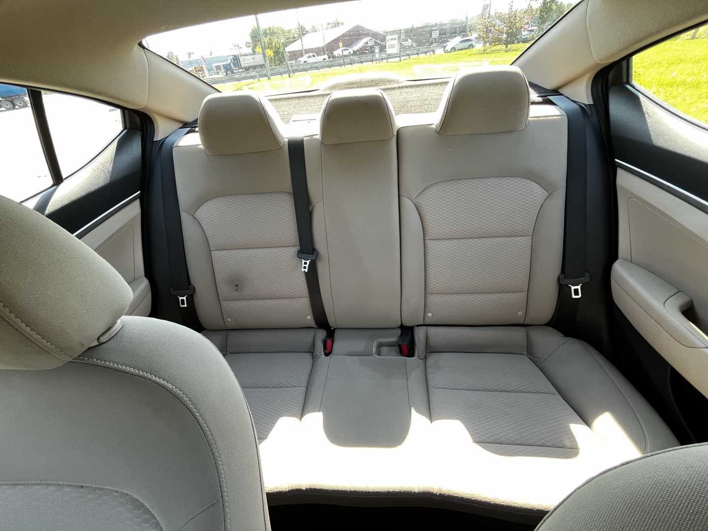 Photo 20 of this Hyundai Elantra
