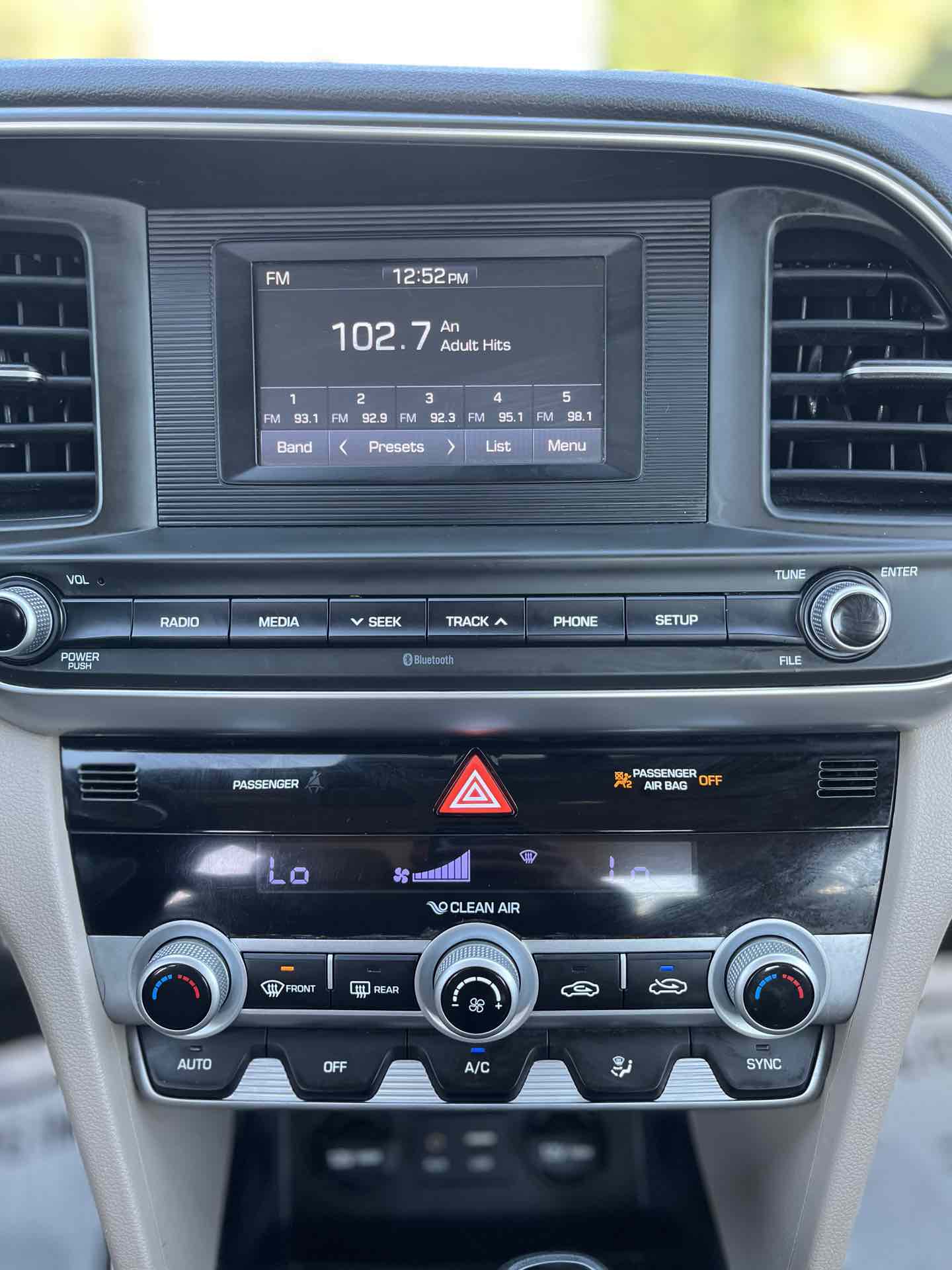 Photo 26 of this Hyundai Elantra