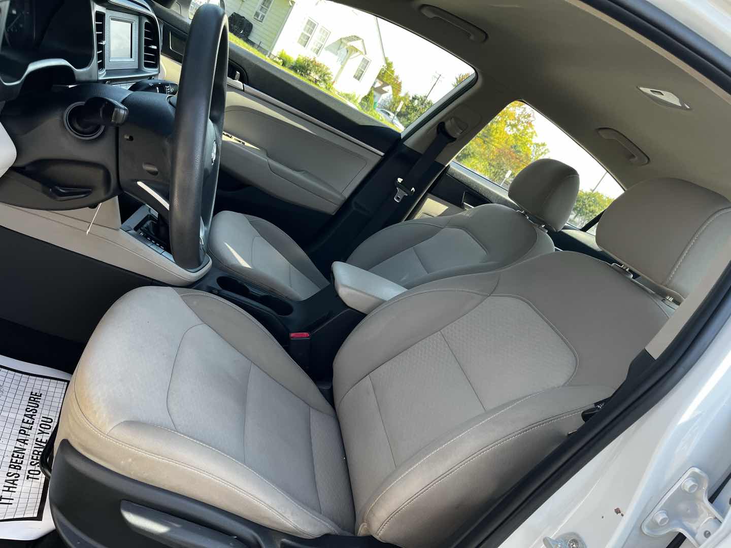 Photo 29 of this Hyundai Elantra
