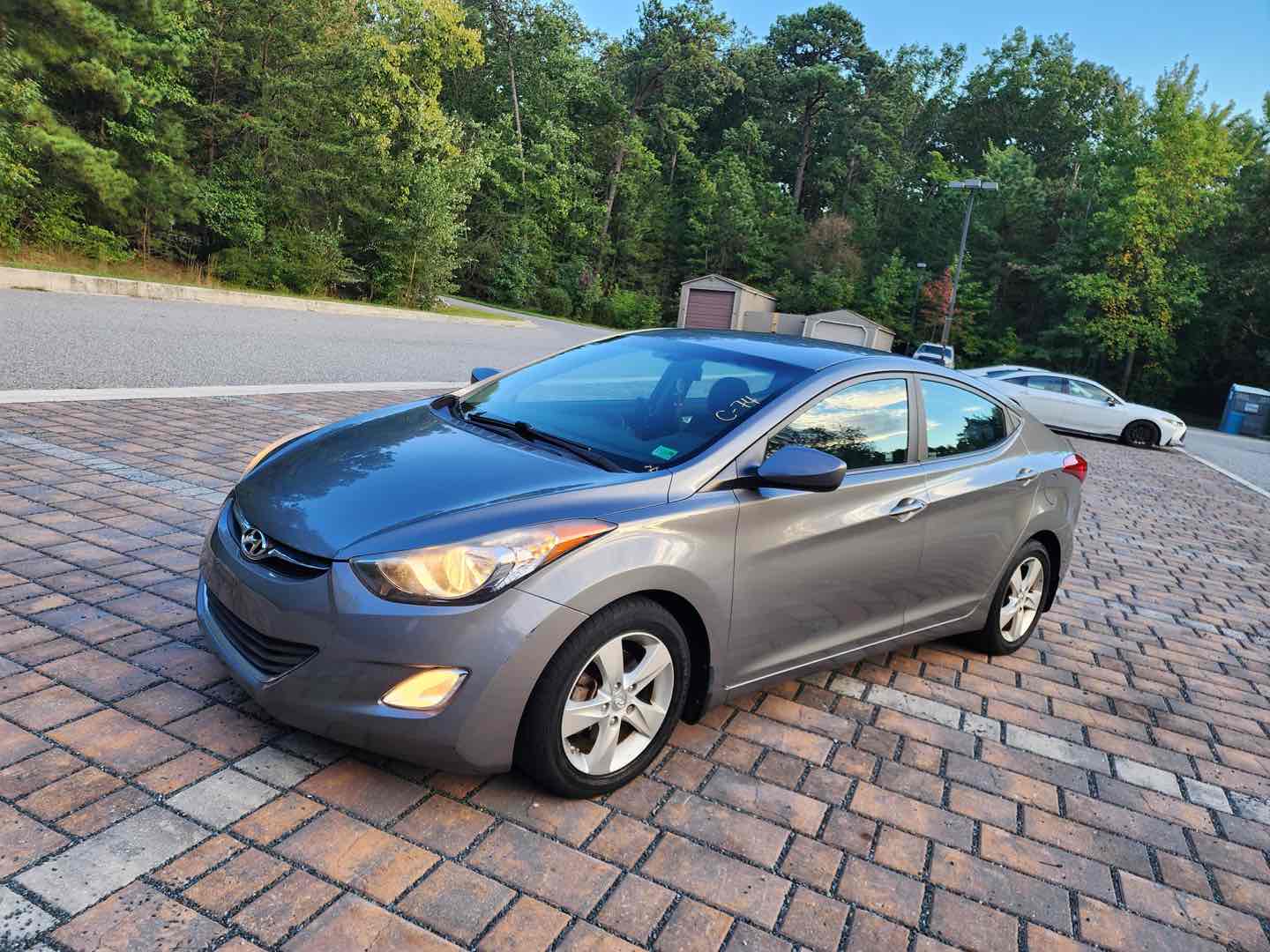 Photo 3 of this Hyundai Elantra